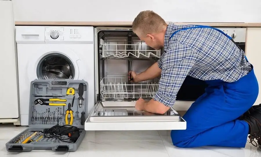 Akçakoca Dominox servisi teknisyen ekibi beyaz eşya tamiri yaparken